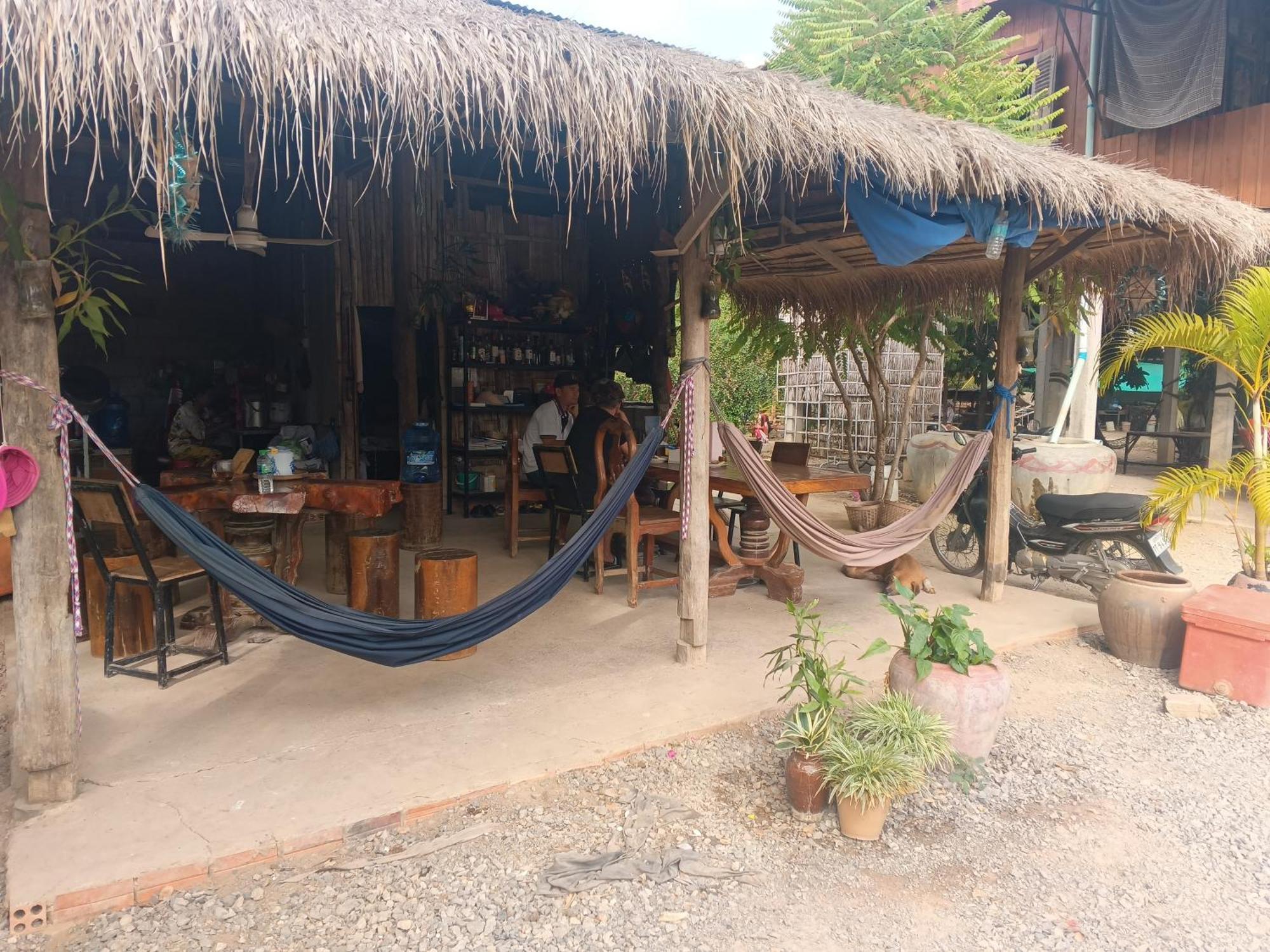 Family Batcave Homestay *